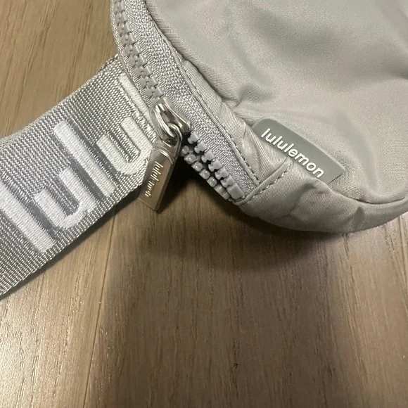 Lululemon Everywhere Belt Bag 1L - Picture 3 of 3